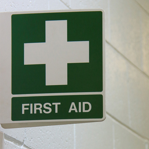  غرفة الإسعافات الأولية مع كادر مدرب