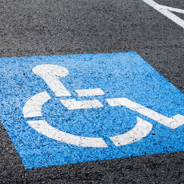 مواقف السيارات الخاصة بذوي الاحتياجات الخاصة